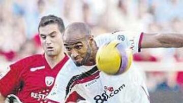 <b>OTRO GOL MÁS. </b>Kanouté sumó otro tanto más en su cuenta goleadora.