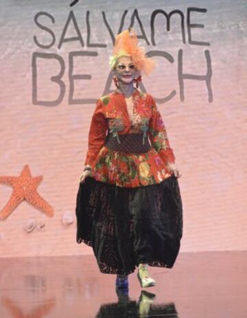 Segundo desfile de jóvenes diseñadores españoles. Los colaboradores de Sálvame desfilan con las propuestas 'Salvame Beach'.