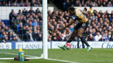 Welbeck hizo así el primer gol del Arsenal.