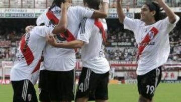 <b>UNO MÁS.</b> Aguilar quiere que Aimar se una a Alexis Sanchez, Danilo Gerlo o Radamel Falcao, en la imagen, en las celebraciones de los goles de River.
