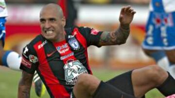 Ariel Nahuelp&aacute;n en el c&eacute;sped durante el &uacute;ltimo partido de ayer entre Pachuca y Puebla.