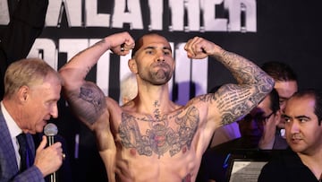 MEX6365. CIUDAD DE MÉXICO (MÉXICO), 23/08/2024.- El boxeador estadounidense John Gotti III posa durante la ceremonia de pesaje para su pelea contra el exboxeador Floyd Mayweather, este viernes en la Arena Ciudad de México, en Ciudad de México (México). Mayweather, quien fue campeón del mundo en cinco divisiones, no descartó este viernes enfrentarse en un futuro a Julio César Chávez, leyenda del boxeo mexicano, en una pelea de exhibición. EFE/ José Méndez