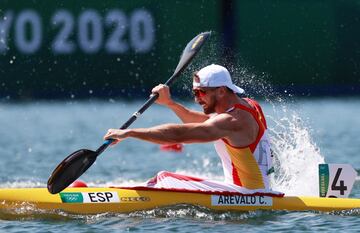 Carlos Ar¨¦valo pasa a las semifinales de K1 200 tras finalizar segundo en la primera ronda y evita los cuartos de final.