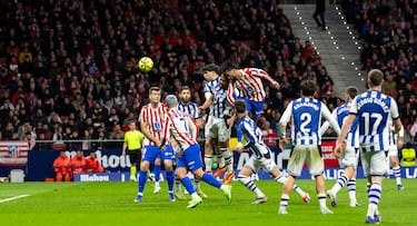 Paradón de Remiro ante el tiro raso de Hancko. El centro posterior de Ruggeri lo cabecea a la perfección el argentino, que se impuso ante todos.