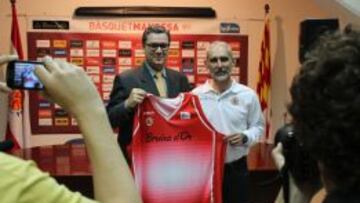 Josep Vives (izquierda), presidente del Bàsquet Manresa y Pere Romero (derecha), nuevo entrenador , en la presentación.