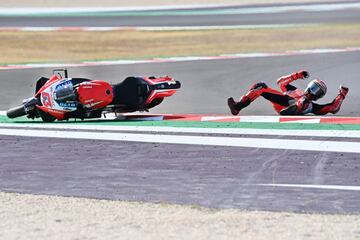 Francesco Bagnaia lo tenía todo para llevarse la victoria en Misano, pero el neumático trasero le falló en la curva seis dejando a Maverick en cabeza de carrera.
