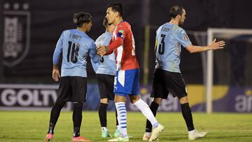 Montevideo (Uruguay), 03/06/2021.- Uruguay&#039;s and Paraguay&#039;s players greet after the end of the South American Qatar World Cup 2022 qualifier match soccer match between Uruguay and Paraguay at the Centenario Stadium in Montevideo, Uruguay, 03 June 2021. (Mundial de F&uacute;tbol, Catar) EFE/EPA/Sandro Pereyra / POOL