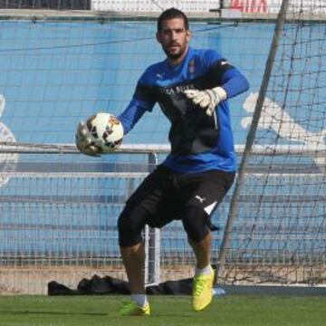 Aunque formalmente no será hasta la semana entrante cuando firmen sus nuevos contratos, tanto Kiko Casilla como Víctor Sánchez esperan estrenar con una victoria sus respectivas renovaciones con el Espanyol hasta 2018. Ambos han sido indiscutibles en las dos últimas temporadas, y hoy jugarán por vez primera en Córdoba con la camiseta del Espanyol.