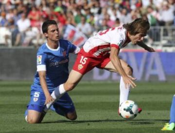 Almería-Athletic de Bilbao. Miguel Ángel García Pérez-Roldán y Erik Morán.