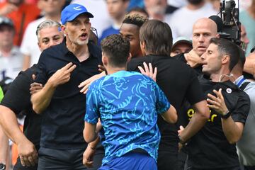 Al finalizar del partido, en el momento del saludo los dos entrenadores vuelven a encararse y terminan los dos expulsados.