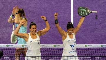 Sofia Araujo y Delfi Brea celebran el torneo.