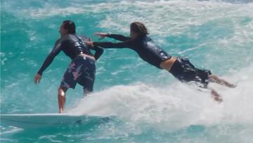 Un surfista salta sobre otro por haberle robado una ola en Snapper Rocks, Australia