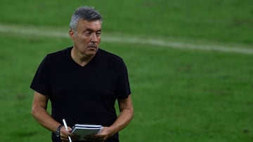 Flamengo&#039;s new coach, Spaniard Domenec Torrent, looks on as he conducts his first match for the team during the first round of the Brazilian Football Championship against Atletico Mineiro at the Maracana stadium in Rio de Janeiro, Brazil, on August 9