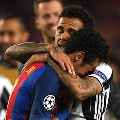Neymar se fue llorando y fue consolado por Alves y Cuadrado