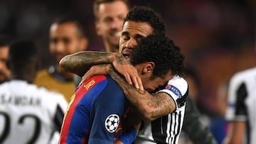 Neymar se fue llorando y fue consolado por Alves y Cuadrado