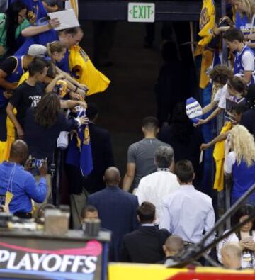 Stephen Curry, no jugó por una lesión en el tobillo, camina hacia los vestuarios antes del comienzo del partido.