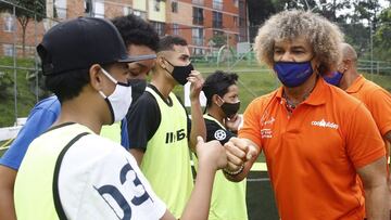 El Pibe Valderrama recordó a su amigo Diego Maradona. La leyenda del fútbol colombiano señaló que siempre admiró al 10 argentino y que le dolió su muerte