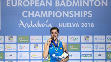 La jugadora espa&ntilde;ola Carolina Mar&iacute;n posa con la medalla de oro como campeona de Europa de B&aacute;dminton de 2018.