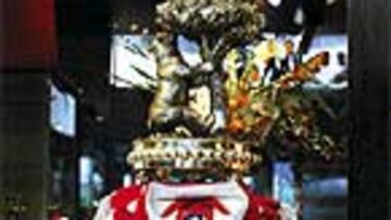 <B>La camiseta del centenario para el Oso y el Madroño.</B> En el hotel donde están los veteranos, la camiseta del Centenario que estrenará el equipo, preside la entrada junto al Oso y el madroño que son el símbolo del escudo de Madrid.