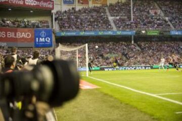 El tiro de falta de directa de Cristiano Ronaldo entra por la porter&iacute;a de Iraizoz. 