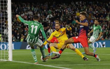 Cristian Tello, Jan Oblak y Marcos Llorente.