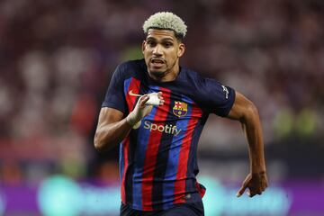 El uruguayo Ronald Ara¨²jo tuvo un partido muy pl¨¢cido contra el Inter de Miami. Contra el Real Madrid estuvo de lateral derecho y estuvo muy c¨®modo frenando a Vinicius, adem¨¢s de incorporarse mucho al ataque. Ante la Juventus no estuvo, pero s¨ª que jug¨® contra el New York Red Bull, donde Xavi Hern¨¢ndez le volvi¨® a utilizar de lateral derecho. A pesar de que no es su posici¨®n natural, aporta mucho car¨¢cter y fuerza al equipo, aunque le falta finura y encontrar recursos para avanzar con el bal¨®n.