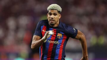 El uruguayo Ronald Araújo tuvo un partido muy plácido contra el Inter de Miami. Contra el Real Madrid estuvo de lateral derecho y estuvo muy cómodo frenando a Vinicius, además de incorporarse mucho al ataque. Ante la Juventus no estuvo, pero sí que jugó contra el New York Red Bull, donde Xavi Hernández le volvió a utilizar de lateral derecho. A pesar de que no es su posición natural, aporta mucho carácter y fuerza al equipo, aunque le falta finura y encontrar recursos para avanzar con el balón.