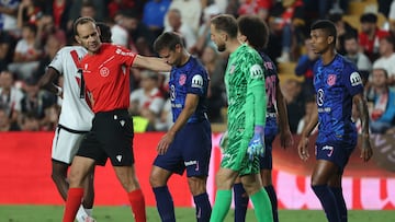 MADRID, 22/09/2024.- El defensa del Atlético de Madrid, César Azpilicueta (i), abandona el terreno de juego tras caer lesionado durante el encuentro correspondiente a la sexta jornada de Laliga EA Sports que disputan hoy domingo Rayo Vallecano y Atlético de Madrid en el estadio de Vallecas, en Madrid. EFE / Kiko Huesca.