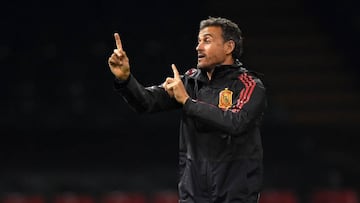 CARDIFF, WALES - OCTOBER 10: Luis Enrique, Head Coach of Spain gives his team instructions during a Spain training session whilst under a closed roof at Principality Stadium on October 10, 2018 in Cardiff, Wales. (Photo by Stu Forster/Getty Images)