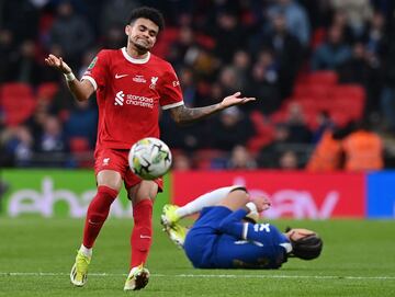 El colombiano fue una de las figuras en la victoria de los Reds 0-1 sobre Chelsea en Wembley. Cuarto título de Lucho en Inglaterra.
