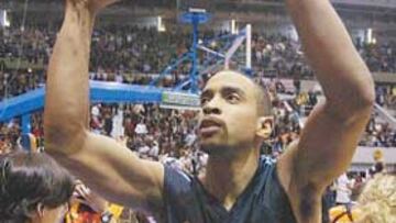 <b>A LA FINAL. </b>Louis Bullock festeja el pase a la batalla por el título.