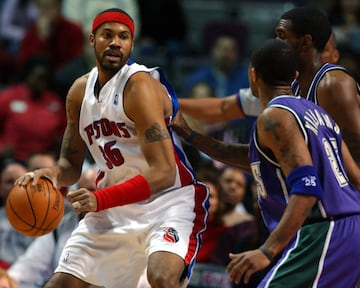 Un jugador icónico y un movimiento icónico que tiene, además, cierta gracia. Rasheed, el hombre de las técnicas, salió de los Blazers que disputaron las finales del Oeste del 2000 cuatro años después, en 2004. Primero pasó por los Hawks, con los  que estuvo 10 días en los que disputó un solo partido, con una actuación formidable, propia de alguien de su categoría: 20 pu ntos, 6 rebotes, 2 asistencias, 1 robo y 5 tapones. Ahí se acabó su aventura en Atlanta, ya que volvió a ser traspasado, esta vez a los Pistons, para formar un quinteto temible con Prince, Billups, Hamilton, el otro Wallace (Ben)… Allí, con el nómada Larry Brown de entrenador, ganó su único anillo de campeón tras derrotar a los Lakers en las Finales (4-1) de una manera tan inopinada como merecida.