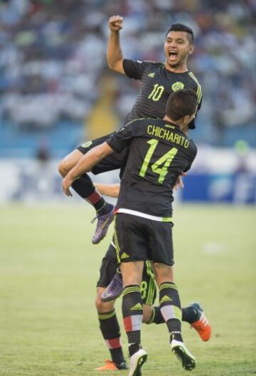 Chicharito y Corona festejan el gol.