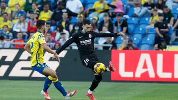 El centrocampista del Villarreal Álex Baena (d) juega un balón ante Enzo Loiodice, de Las Palmas, durante el partido de LaLiga de fútbol que la UD Las Palmas y el Villarreal CF.