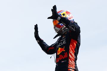 Alegría de Max Verstappen tras proclamarse campeón en el Gran Premio de Italia de la Fómula 1.