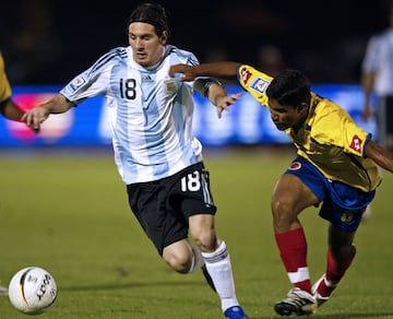 Ringo Amaya vs Lionel Messi en un Colombia - Argentina por las Eliminatorias Sudamericanas a Sudáfrica 2010