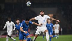 Konstantinos Mavropanos y Olivier Giroud.