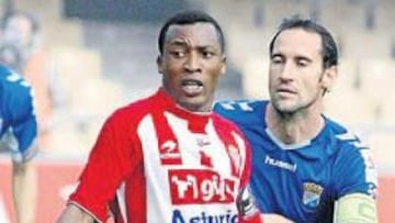 <b>PELIGROSO. </b>Congo, trata de zafarse del marcaje del defensa del Xerez Vicente Moreno.