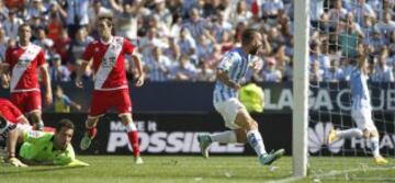 El centrocampista del Málaga Sergi Darder (d), celebra su gol, segundo del equipo ante el portero del Rayo Vallecano Toño Martínez (i), durante el encuentro de la novena jornada de Liga de Primera División que Málaga y Rayo Vallecano disputan en el estadio de La Rosaleda, en Málaga.