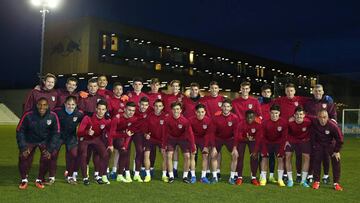El Atlético juvenil posa en la ciudad deportiva del Salzburgo.