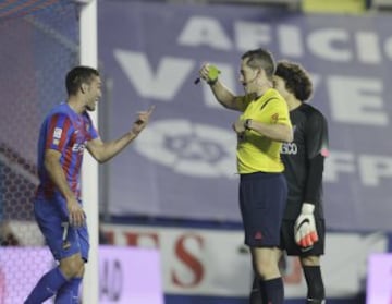 El árbitro González González anuló el gol a Barral y le  mostró la cartulina amarilla.