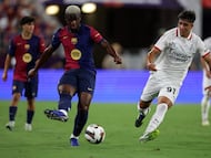 BALTIMORE, MARYLAND - AUGUST 06: Mikfayil Faye of FC Barcelona drives the ball against Hugo Cuenca of AC Milan during a Pre-Season Friendly match between FC Barcelona and AC Milan at M&T Bank Stadium on August 06, 2024 in Baltimore, Maryland. Scott Taetsch/Getty Images/AFP (Photo by Scott Taetsch / GETTY IMAGES NORTH AMERICA / Getty Images via AFP)