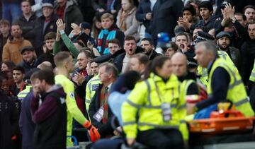 Tras la derrota de 0-3 ante el Burnley, seguidores de los Hammers ingresaron al campo para recriminar a sus jugadores.