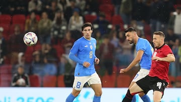 Tirana (Albania), 16/11/2022.- Albania's Ardian Ismajli (R) in action against Italian players Sandro Tonali (L) and Vincenzo Grifo (C) during the International Friendly soccer match between Albania and Italy in Tirana, Albania, 16 November 2022. (Futbol, Amistoso, Italia) EFE/EPA/MALTON DIBRA
