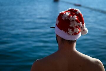 Varios nadadores disfrazados con motivos Navideños participan de la 113ª Edición de la Copa Nadal, una de las pruebas de natación mas antiguas de Europa ya que se celebra desde 1907.