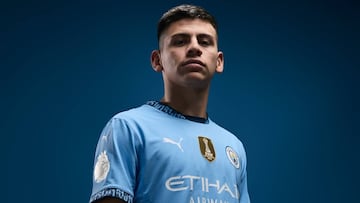 Claudio Echeverri posa como nuevo jugador del Manchester City.