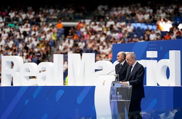 El presidente del Real Madrid, Florentino Pérez, y el presidente de honor, José Martínez Pirri, durante el acto de presentación. 
