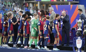 Las jugadoras del Barcelona reciben la medalla de campeonas de la Copa de la Reina.