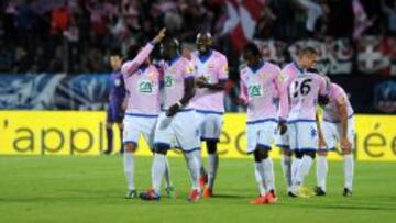 Los jugadores del Evian celebran uno de los goles.