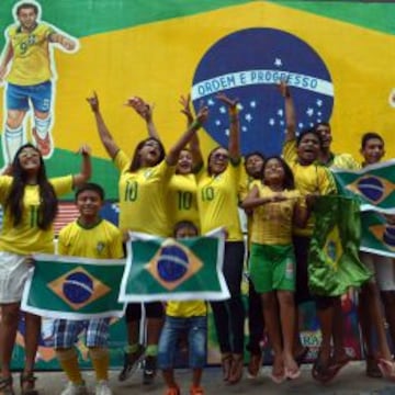 Las calles se tiñen de los colores verde y amarillo, como lo demuestran este grupo de jóvenes eufóricos.